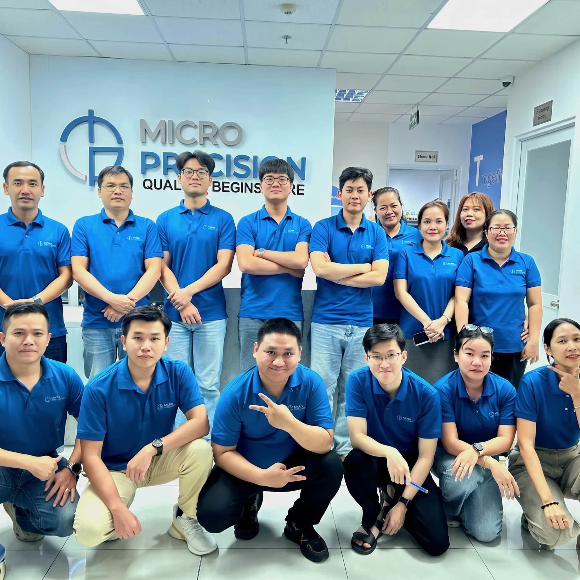 Kỹ thuật viên Micro Precision hiệu chuẩn thiết bị tại phòng lab